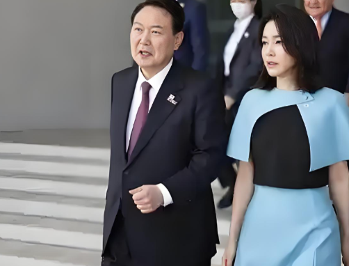 金建希对中文诗挺熟悉。其实她和尹锡悦没一个好对付的，尹锡悦通过不体面的方式对抗特