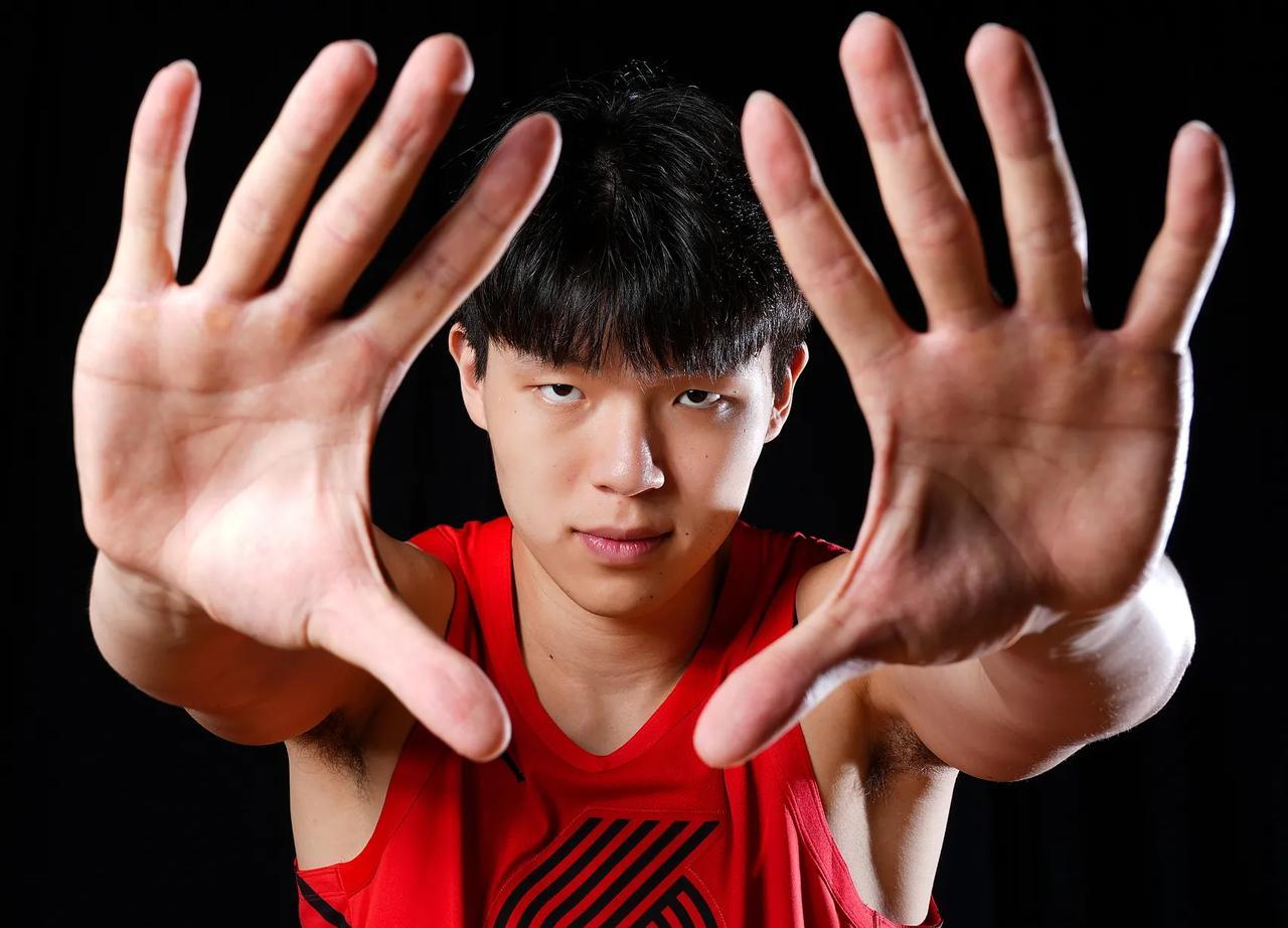 ESPN给夏联评奖:最佳新秀：尼克-克利福德（国王）、弗拉格（独行侠），利亚姆