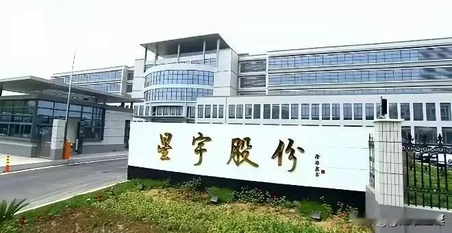 我的天，终于粉墨登场了。107名被解约的应届生，只因维权触动企业利益，网络上部分