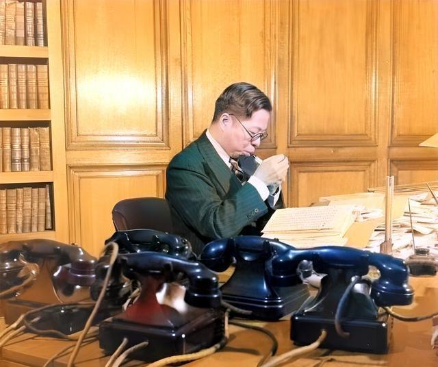 这是1947年上海市市长吴国桢在办公室里看文件吸烟。吴国桢貌不惊人，个头不高，确