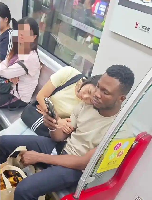 最近网上老有人说，现在有些中国姑娘宁可找非洲黑人当男友，也不要车不要房，连彩礼都不要。但要是找国内男