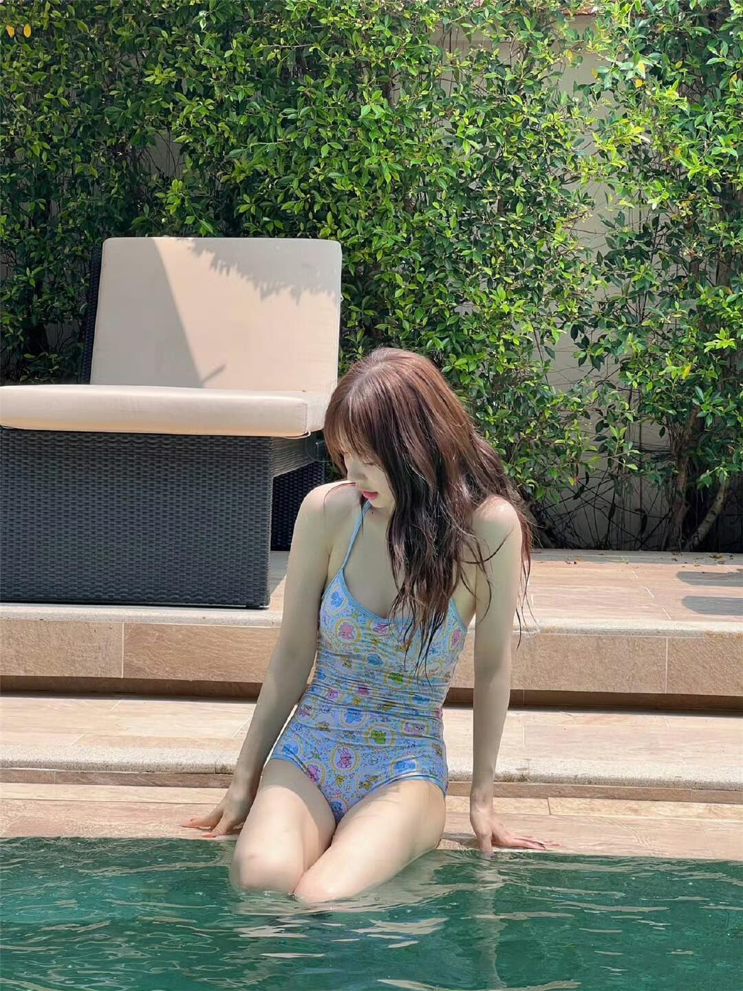 徐梦洁绿墙把阳光剪碎她坐在池沿，让水漫过膝盖湿发垂成温柔的帘把夏天裹进碎