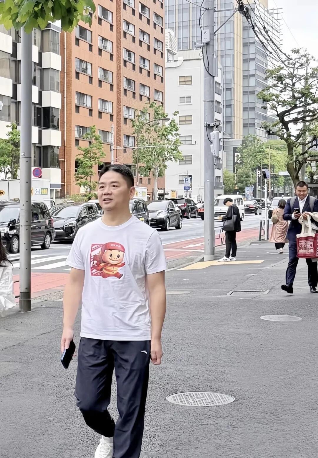 刘强东身穿猪猪侠现身日本东京街头，背后竟然还有一个大二维码，这也是为京东外卖豁出