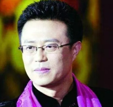 1999年，央视主持人白燕升带妻子周佳前往赴宴，谁料路上，周佳意外摔成6级伤残。