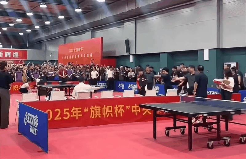 莎莎活动进场，领导摆手，让她坐在身边！[吐舌头眯眼睛笑]三位运动员和领导们一起入场的时候，