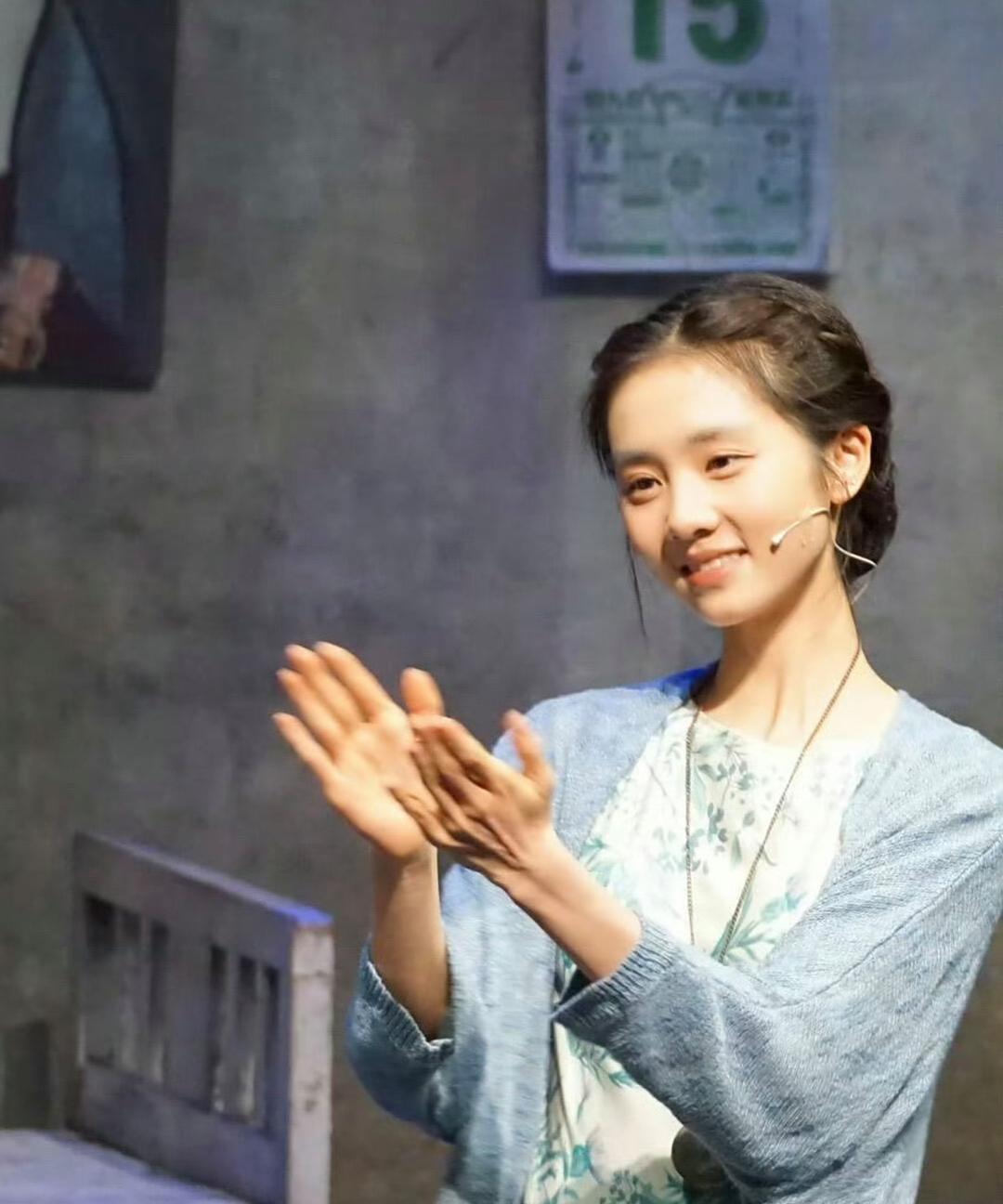 黄家有女初长成，黄磊的大女儿黄多多真的好漂亮，完美继承了妈妈孙莉的美貌，身材苗条
