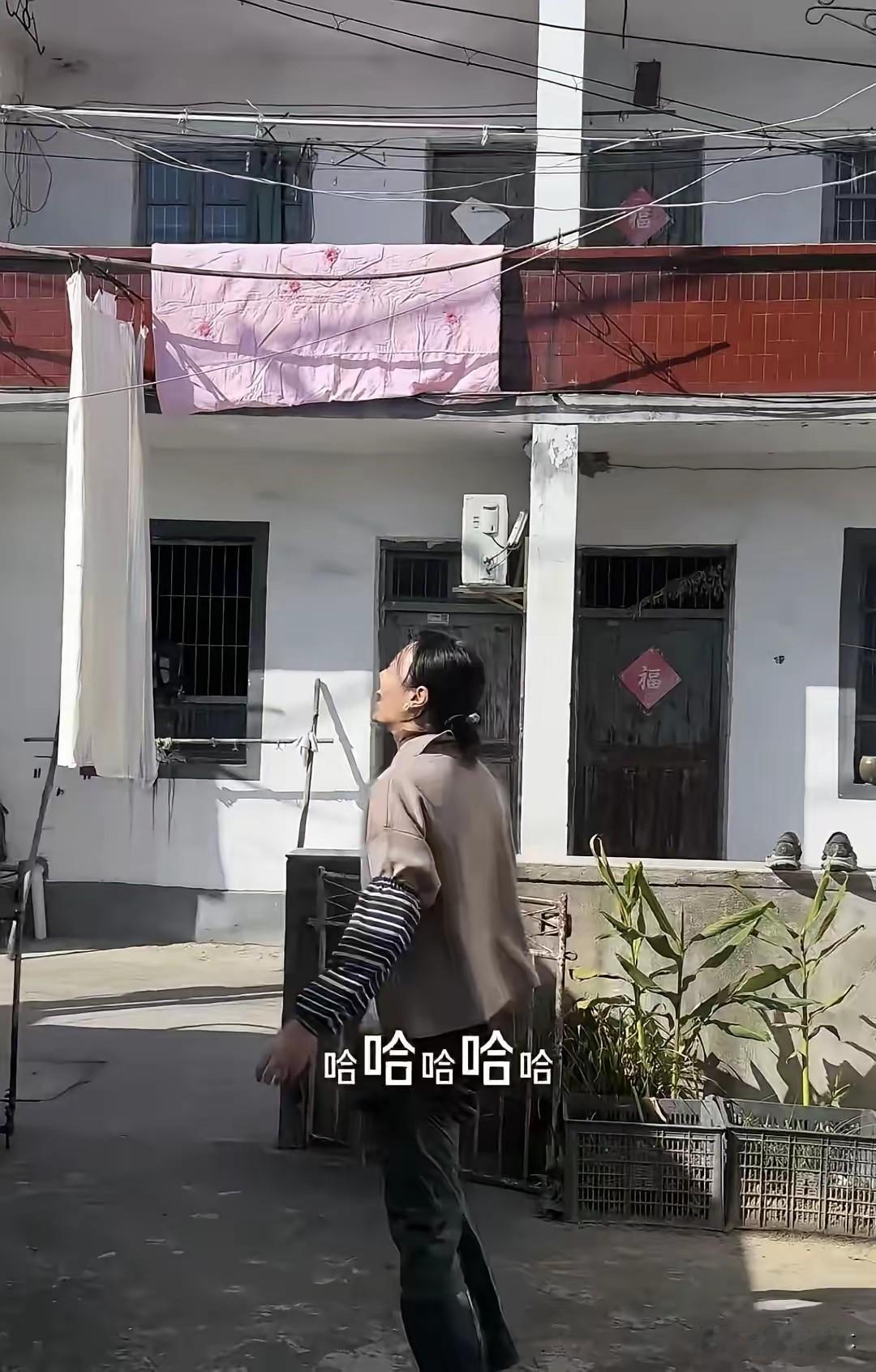 褪去舞台上精致的主持人模样，朱丹回到绍兴的乡下娘家，完全融入乡村生活。老家