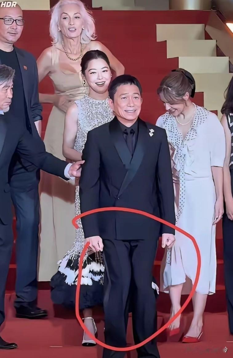 真的社恐成这样了吗？有必要吓成夹腿吗，真的不可思议！记得年轻时候很外向的，越来