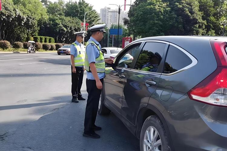 2月私家车注意，交警严查，后备箱千万别装这“2样东西”，罚各位开车的街坊注