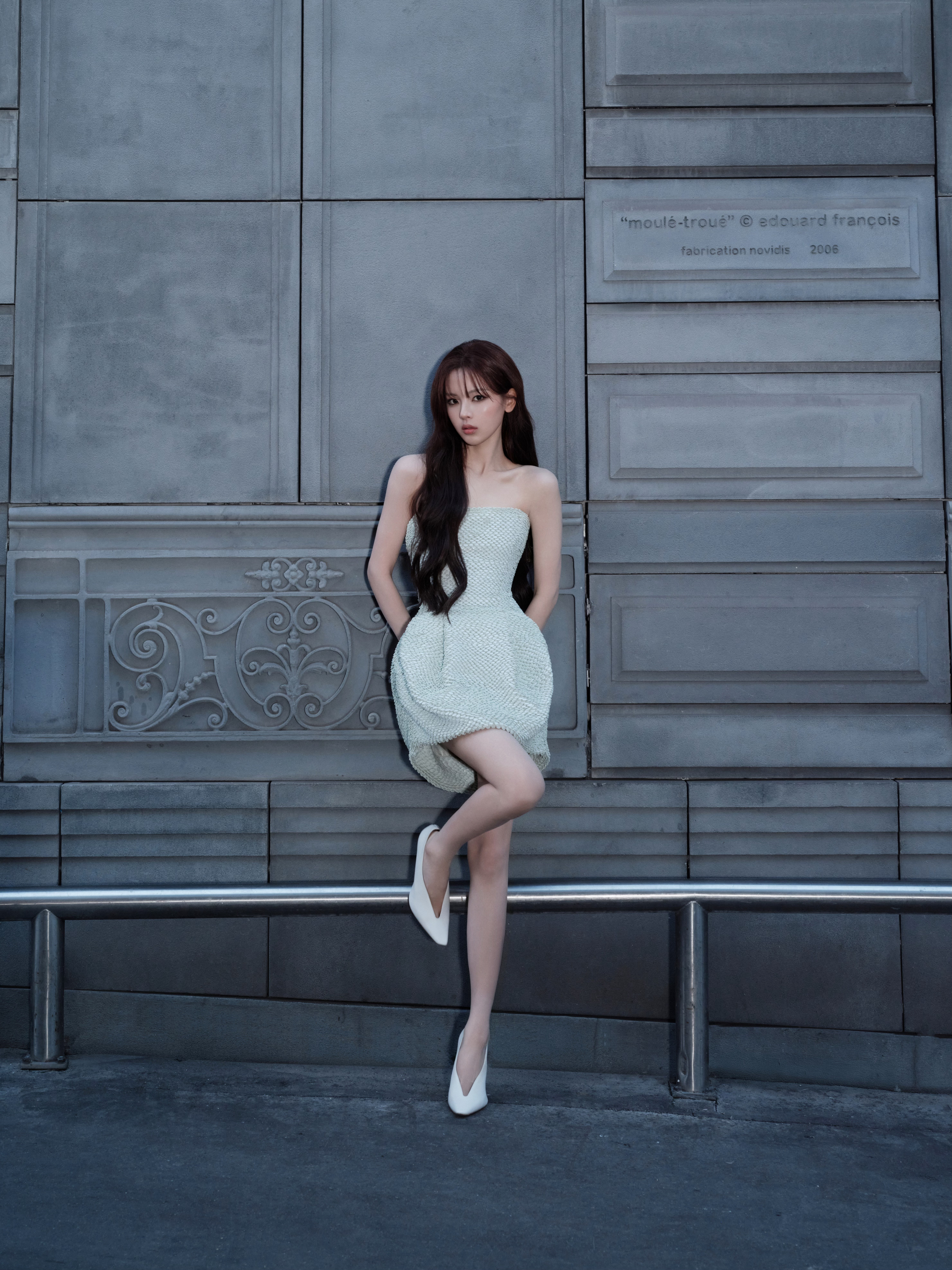 杨超越｜inBALENCIAGA淡绿亮片抹胸裙搭配刘海长发，尽显清丽优雅的气