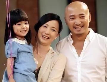 1999年，陶虹花光100w积蓄在北京4环买了一套房，但父亲住院时还给她凑钱买房