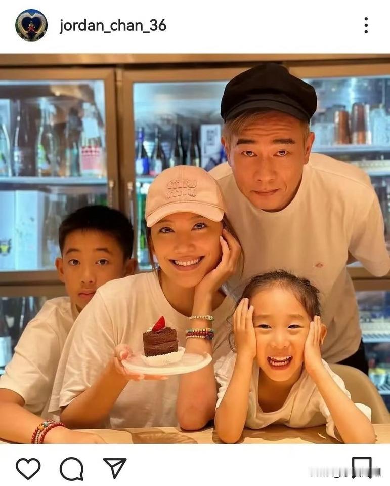 现在好了全国人民都知道陈小春应采儿这对“魔丸夫妇”，硬是养出了J