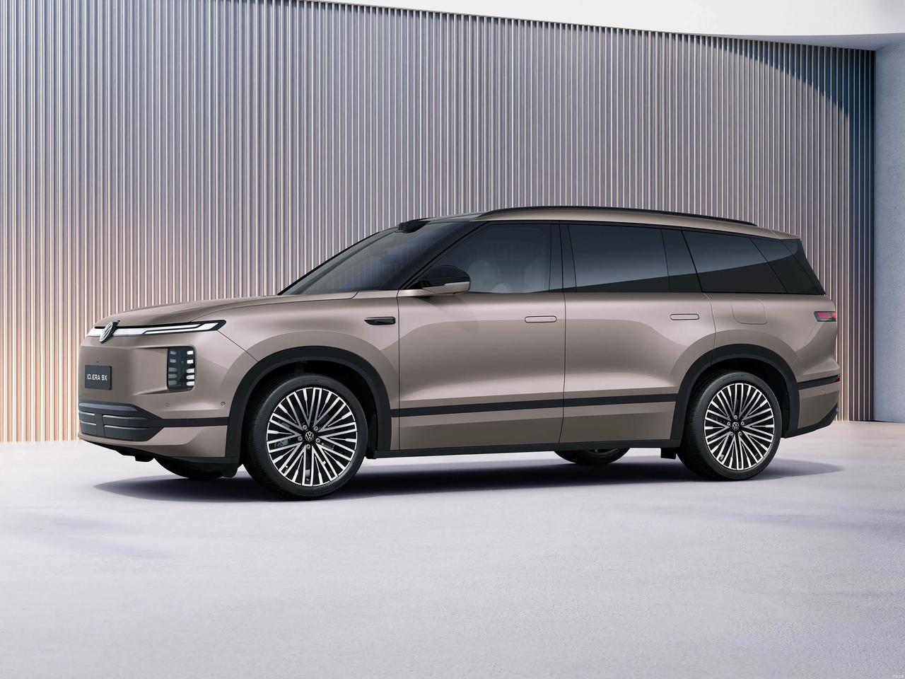 大众9X预售发布提车第二天，带家人去老城区吃饭，窄巷子遇到对向来车，媳妇在旁边说