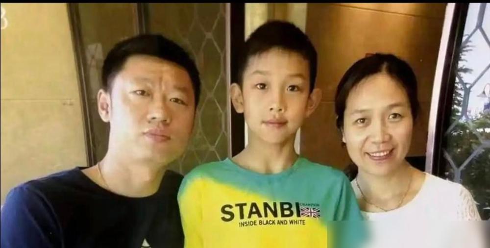 张展硕为什么这么厉害。看看他爸妈就知道了。一看父母的条件，确实容易让人感叹：