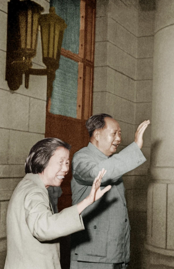 60年代，毛主席与邓大姐的一张合影，二人正挥手向众人致意！在六十年代，有这样
