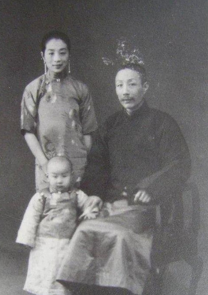1947年，张福运对妻子李国秦坦白：“女儿怀孕了，孩子是我的！”。李国秦脸色一变