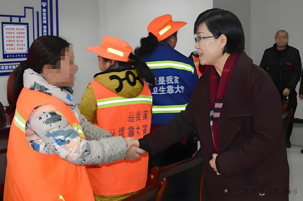 以前在网上看到过‌贵州省黔南州三都县的曾薇，当时她在春节前走访慰问环卫工人，又是