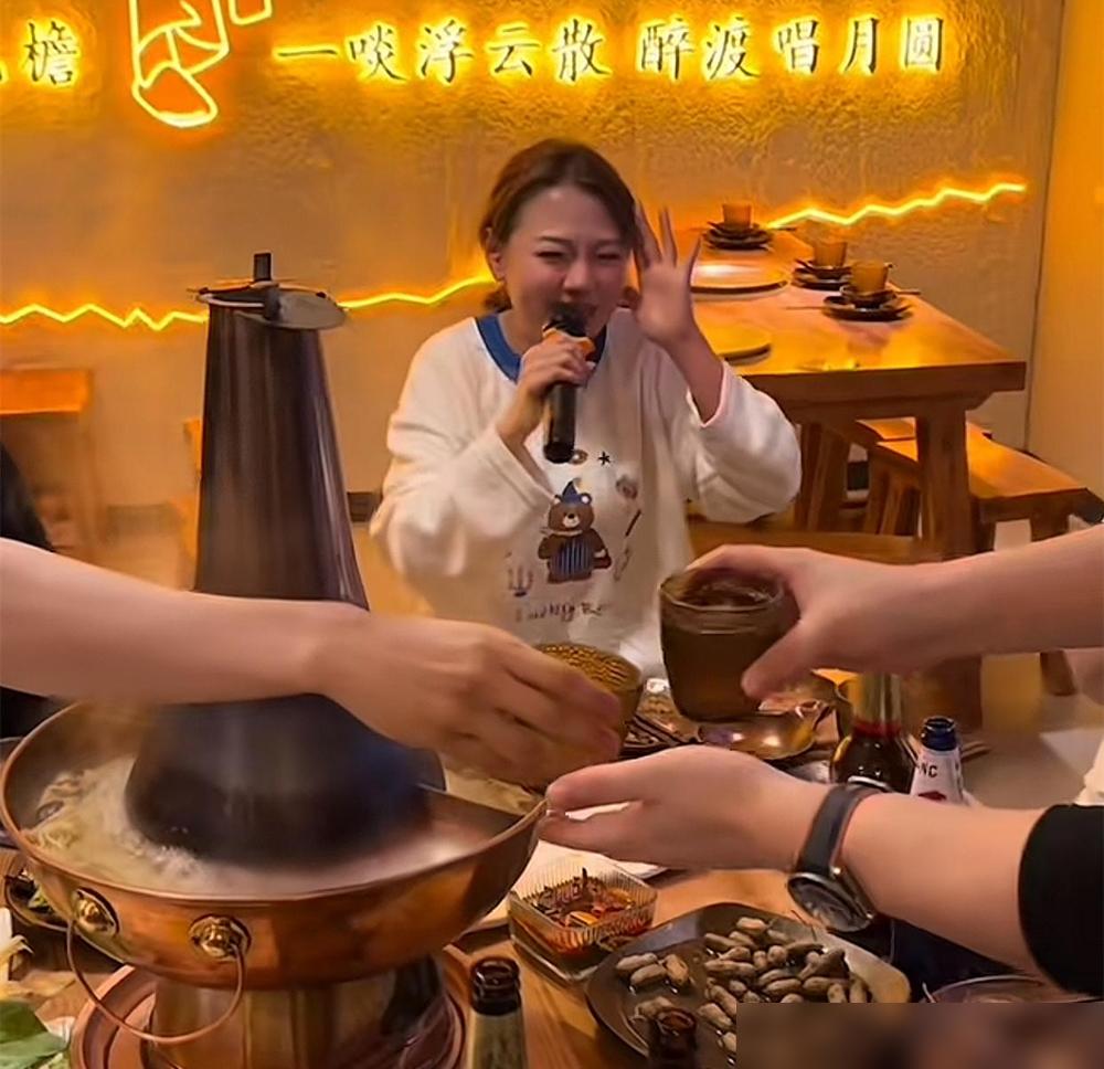 还在分析德云社那张饭桌的座次？我告诉你，那不是江湖规矩，那是一张冷冰冰的资产负债