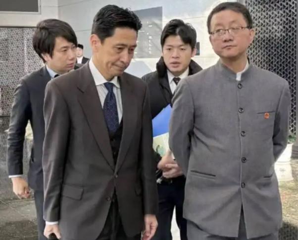 会谈结束后，日网友对中方代表的表现很不满：中方双手插兜太无礼！11月18日的