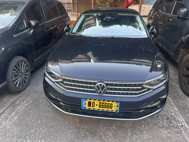 迈腾领先加装氛围灯由于领先版没有氛围灯，就找熟人加装了“原厂”氛围灯，可实现车