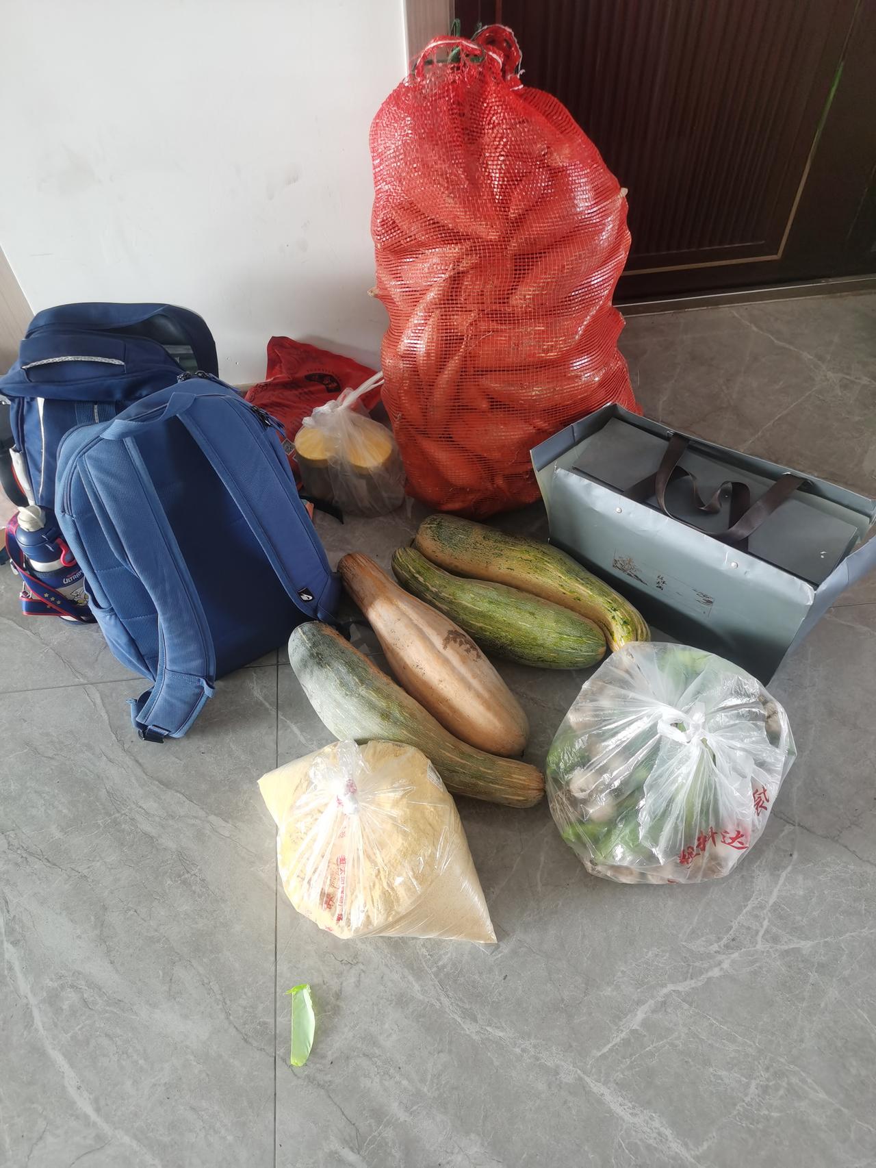 国庆返程回到石家庄，打开后备箱那一刻，我眼眶红了。今天从老家回城，临走前，