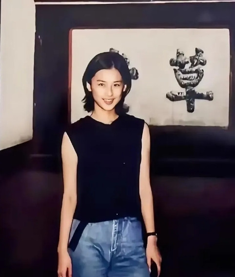 十六岁时的黄圣依气质容貌真的是太漂亮了，少女亭亭玉立，气质如兰，万中挑一。那