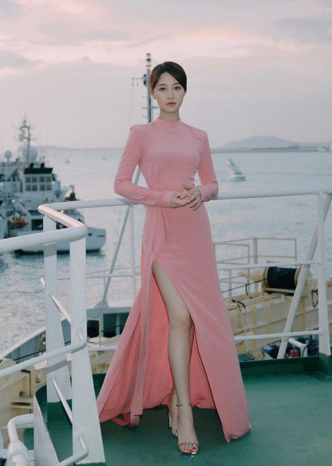 蓝盈莹一字带玉足，如同美玉一般