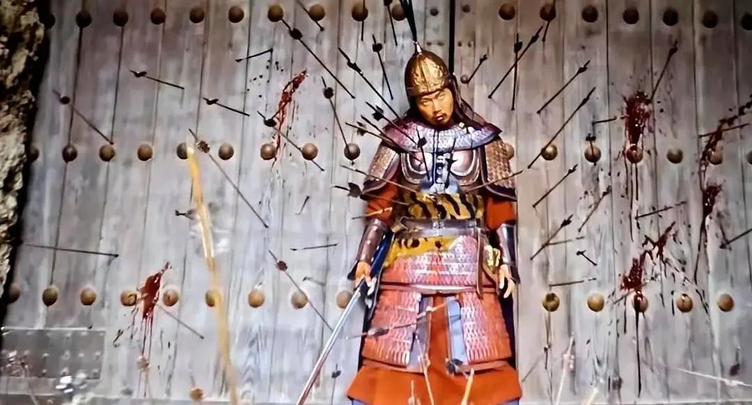 刷到一条视频说孟鹤堂演电影《镖人》里穿五十斤盔甲的边城守将，一箭被穿心。画面