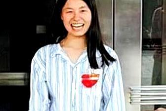 2003年，北京大学打破惯例，为一位年仅24岁的女学生在八宝山举行追悼会。时任北