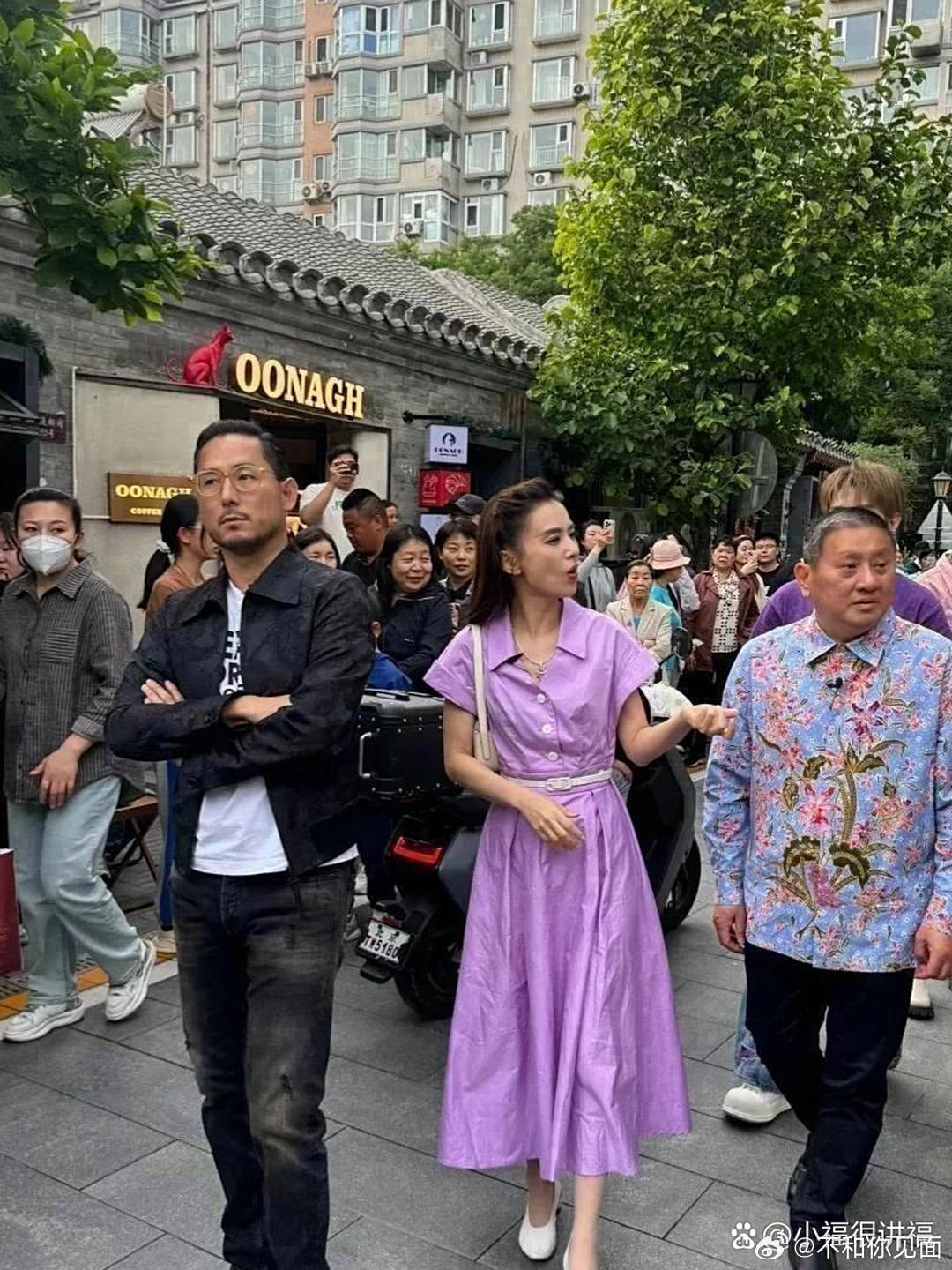 见到黄圣依本人让我很失望，她看起来骨瘦如柴，穿着紫色的衣服让她显得肤色暗淡，气色