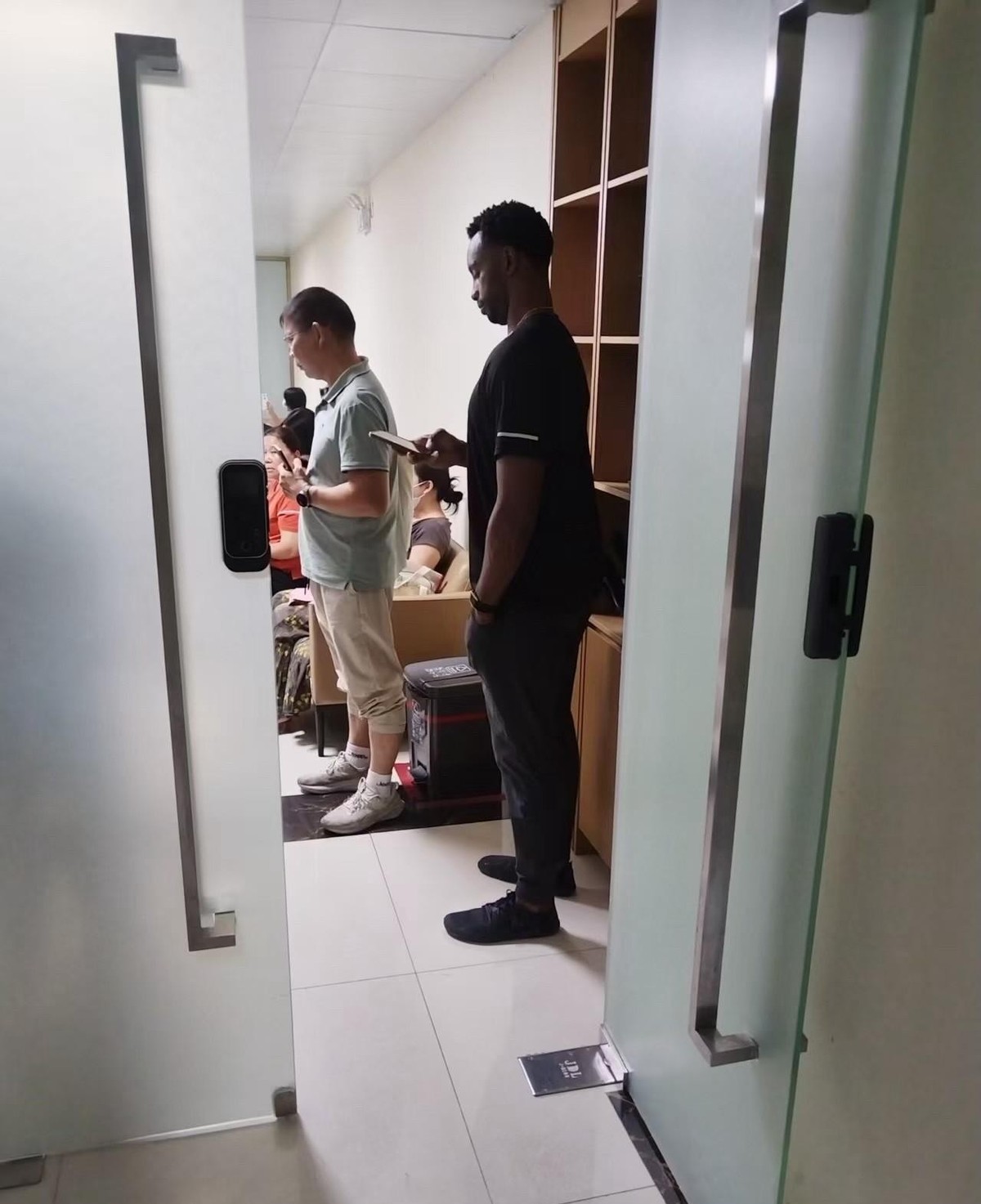 弗格被拍到现身医院体检的照片一出来，球迷的神经就被牵动了，宏远的外援拼图似乎终于要补齐，球迷等得有点