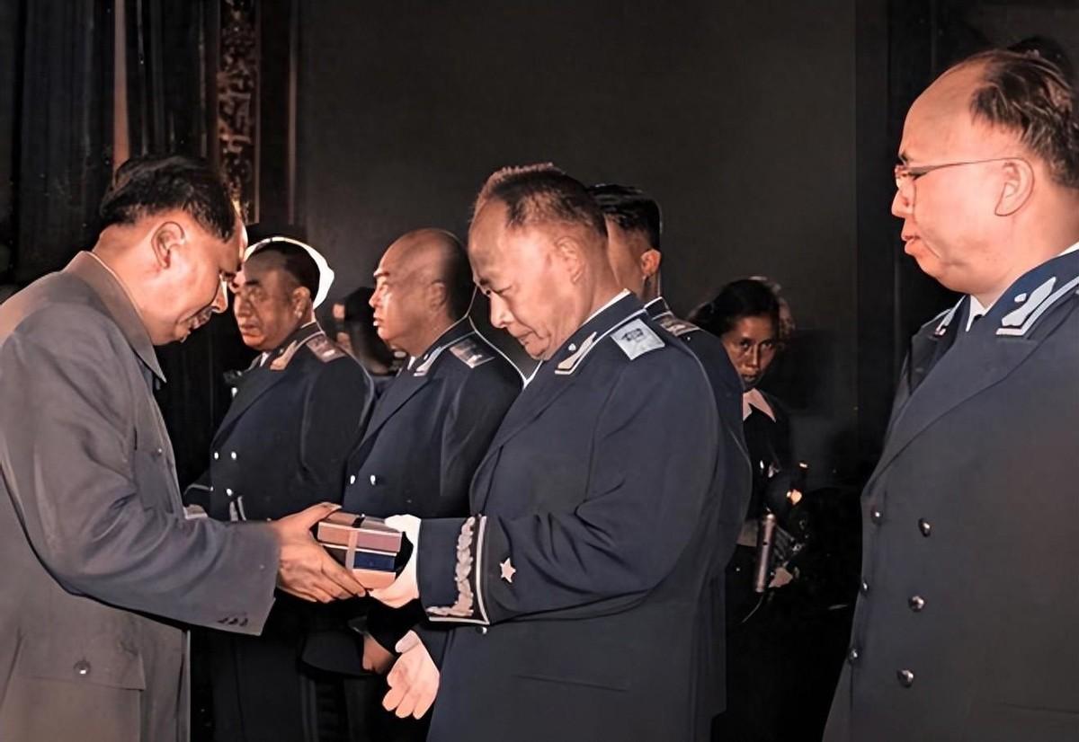 陈毅作为三野总司令且入党时间早于贺龙和刘伯承，为何在元帅排名中反而靠后？195