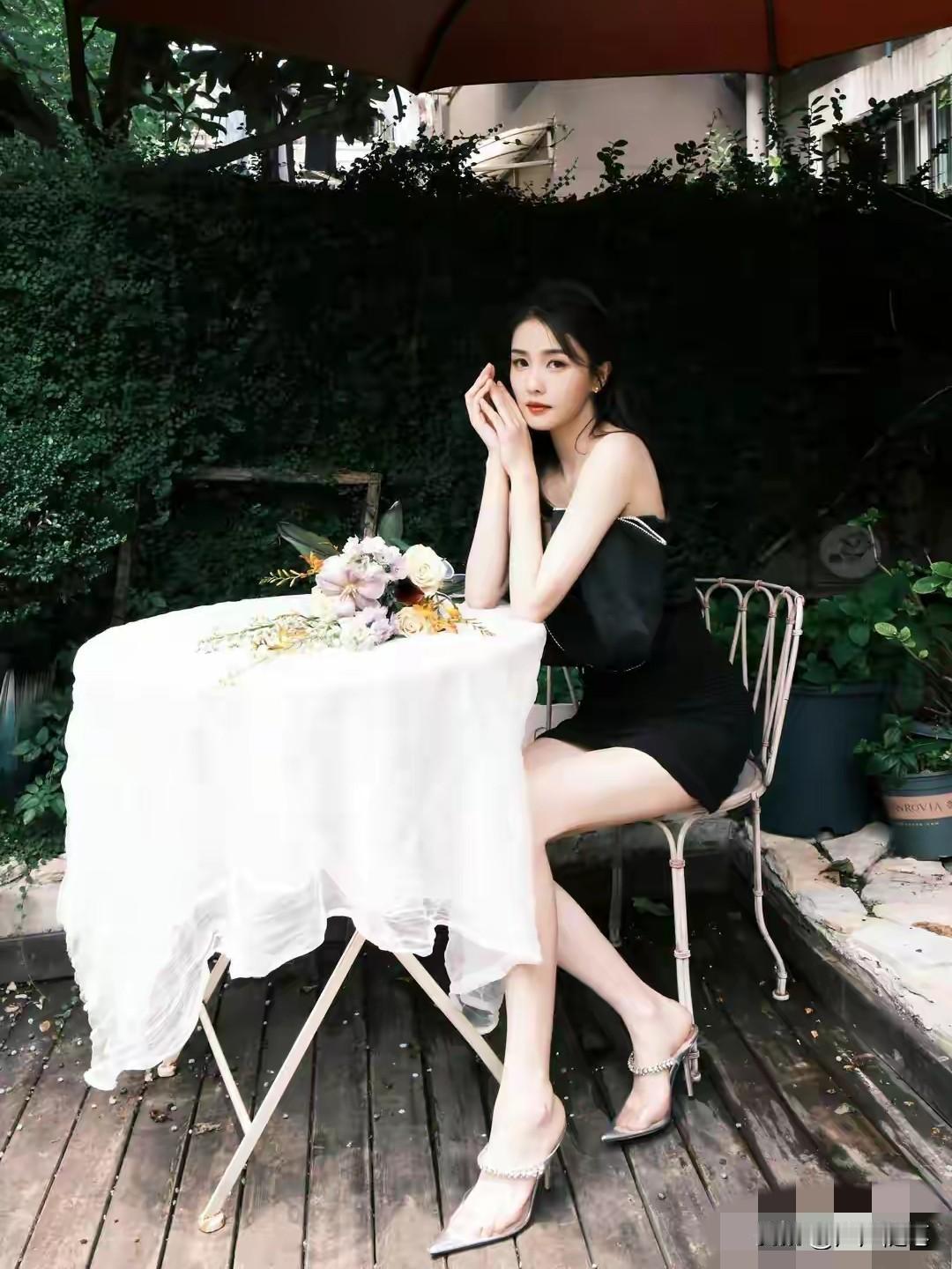 百年难得一遇的美人胚子。