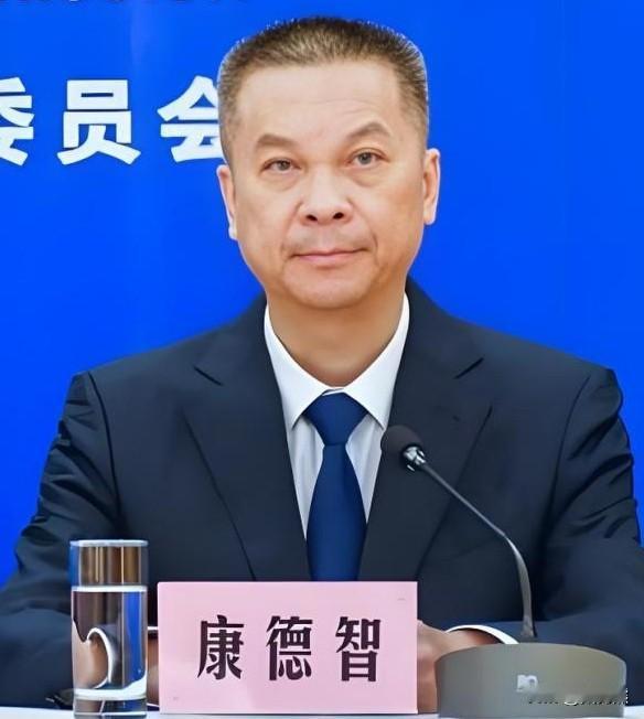 这是张水华的领导康德智，他是福建医科大学附属第一医院的一把。康德智今年62岁