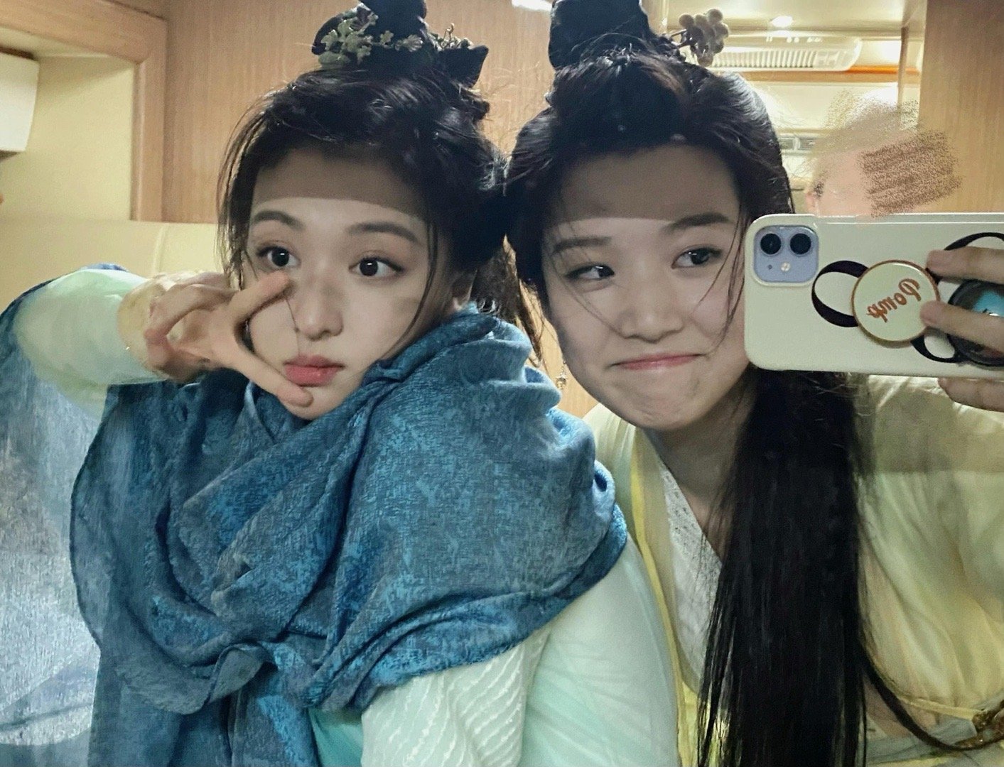 王楚然和卢昱晓早期合照，浓颜冲击力太强了