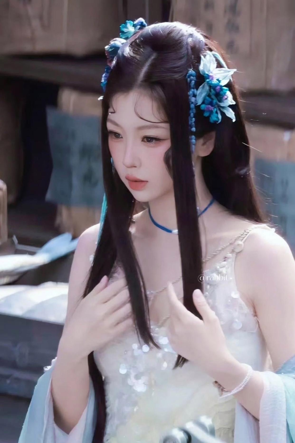 一直在以猎奇的心态看《念相思》这个剧的造型，一多半剧透无法好好穿衣服。​​​