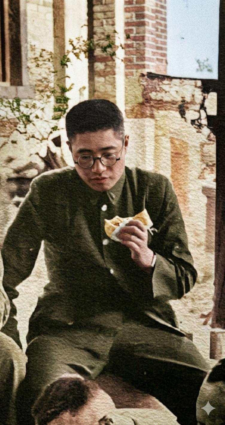 画面里戴眼镜、气质文质彬彬，看着像书香学院才子，埋头认认真真干饭啃饼子的就是大名