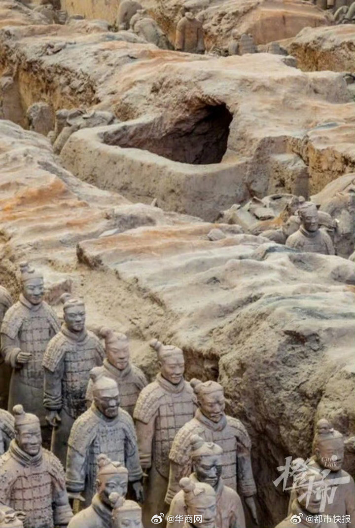 【#秦帝陵博物院回应兵马俑坑发现大洞#】#兵马俑一号坑惊现大洞#近日，有网友