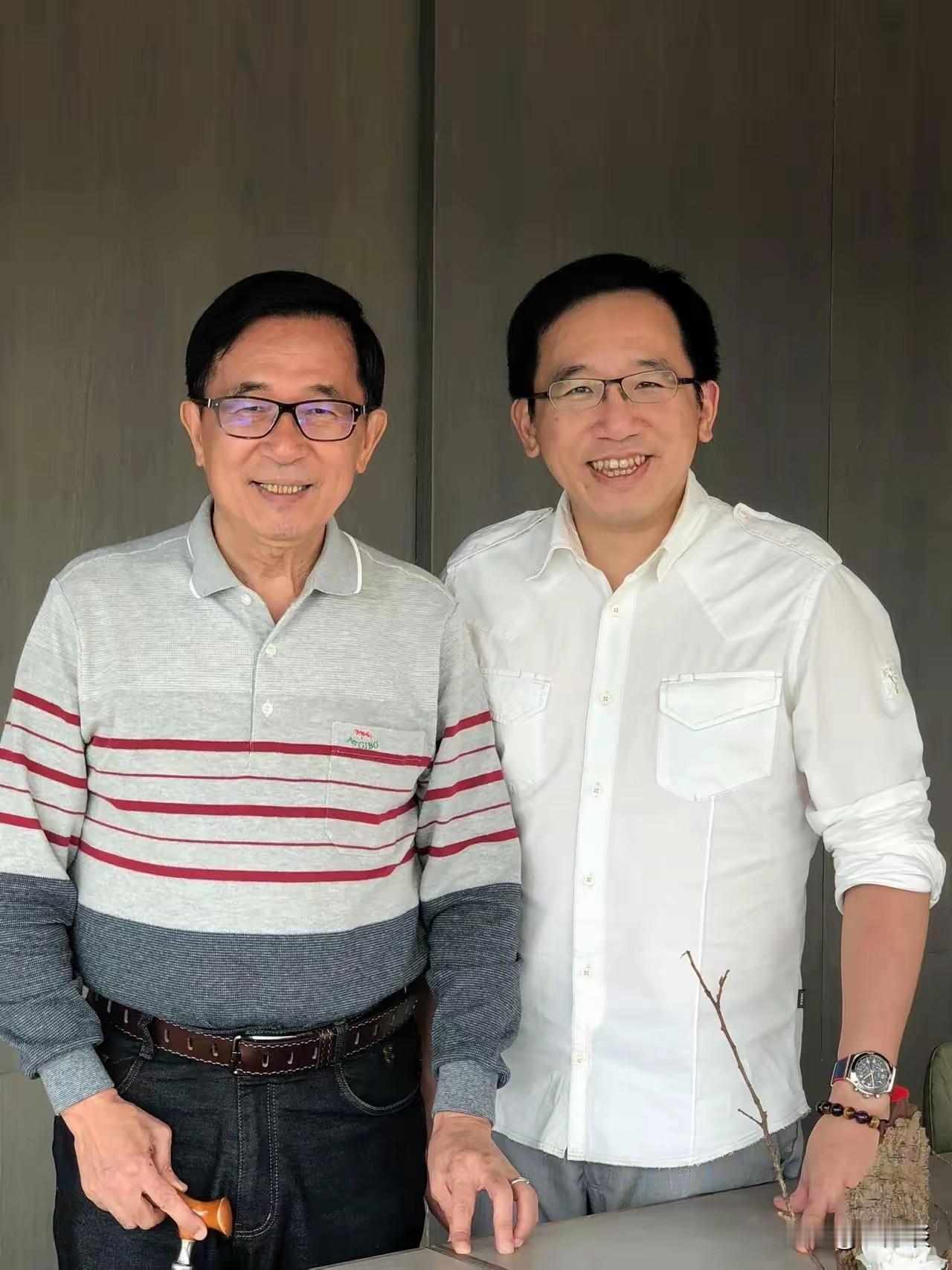 台湾地区前领导人陈水扁两父子，陈水扁与陈致中，两父子长得还挺像的。陈致中最近在媒