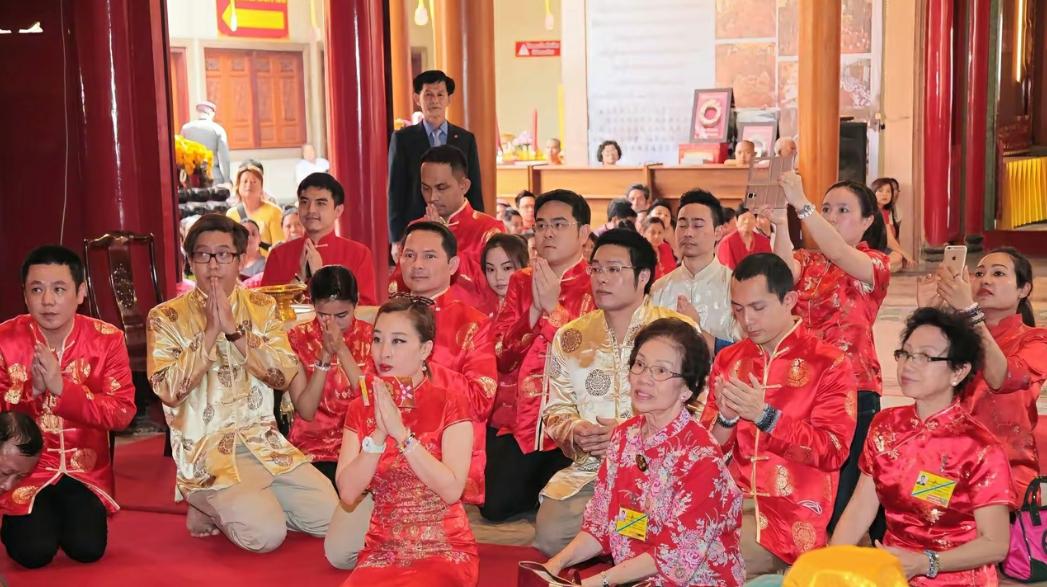 帕里塔特与朱拉蓬公主在帕公主头七过后第一天一起为帕公主祈福守灵！这个帕里塔特