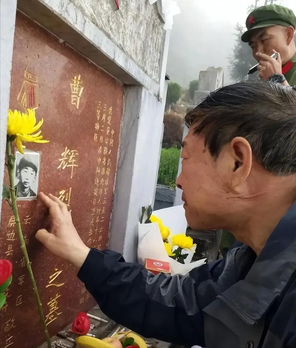 2019年，离休后的149师副师长曹从连在烈士陵园抚摸儿子曹辉的墓碑，40年前，