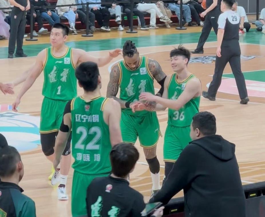 莫兰德再次摸起鄢手骐的手，今晚鄢手琦发挥非常出色，三分球百发百中，赛后莫兰德在采