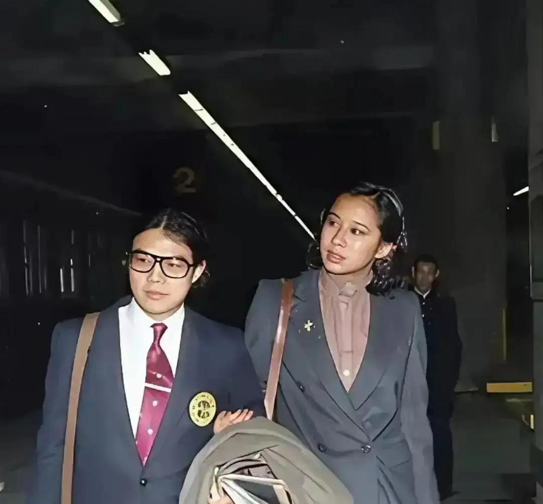 霍震霆、罗康瑞竟为朱玲玲同框庆生！这哪里是豪门恩怨，简直是离婚教科书。朱玲玲