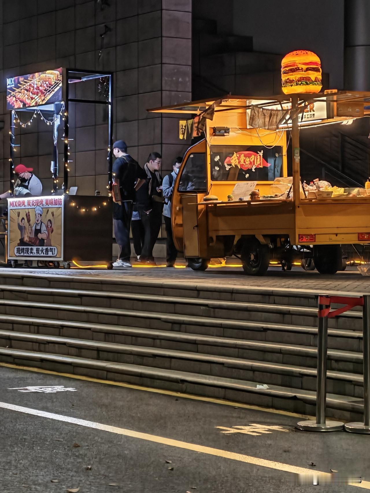 不知道从什么时候开始，食堂门口突然冒出了两个夜市小摊位，主打烧烤。铺子生意不