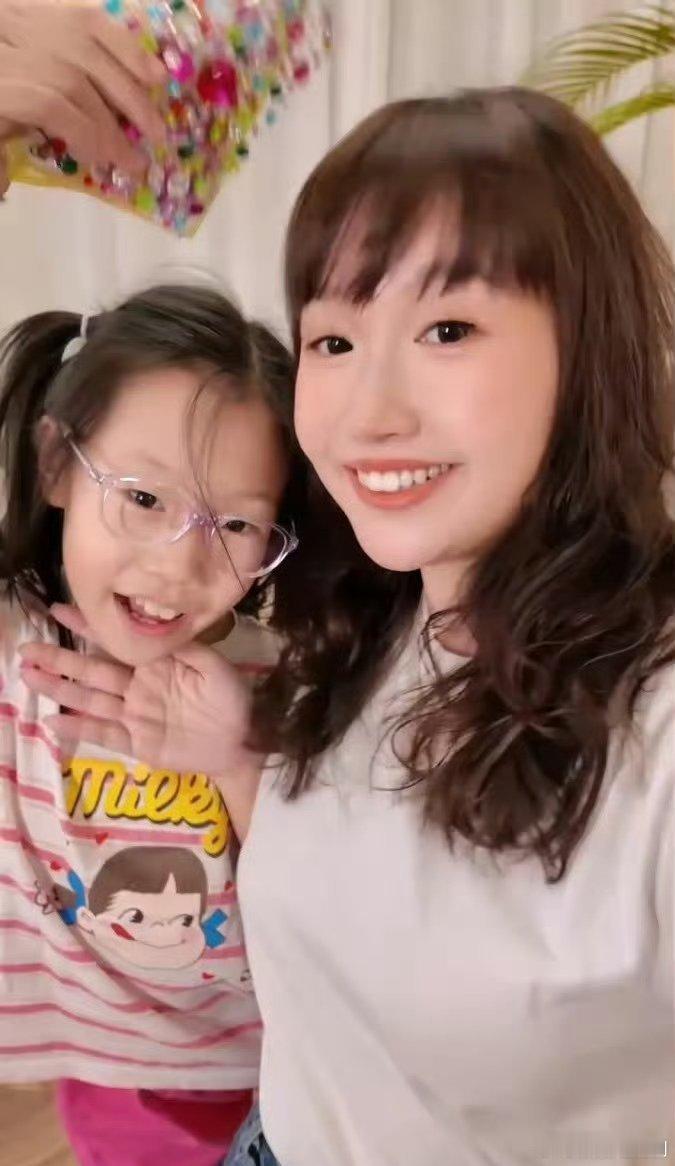 李行亮父女共用一张脸李行亮女儿和李行亮也太像了吧，五官跟复制粘贴似的，连笑起来的