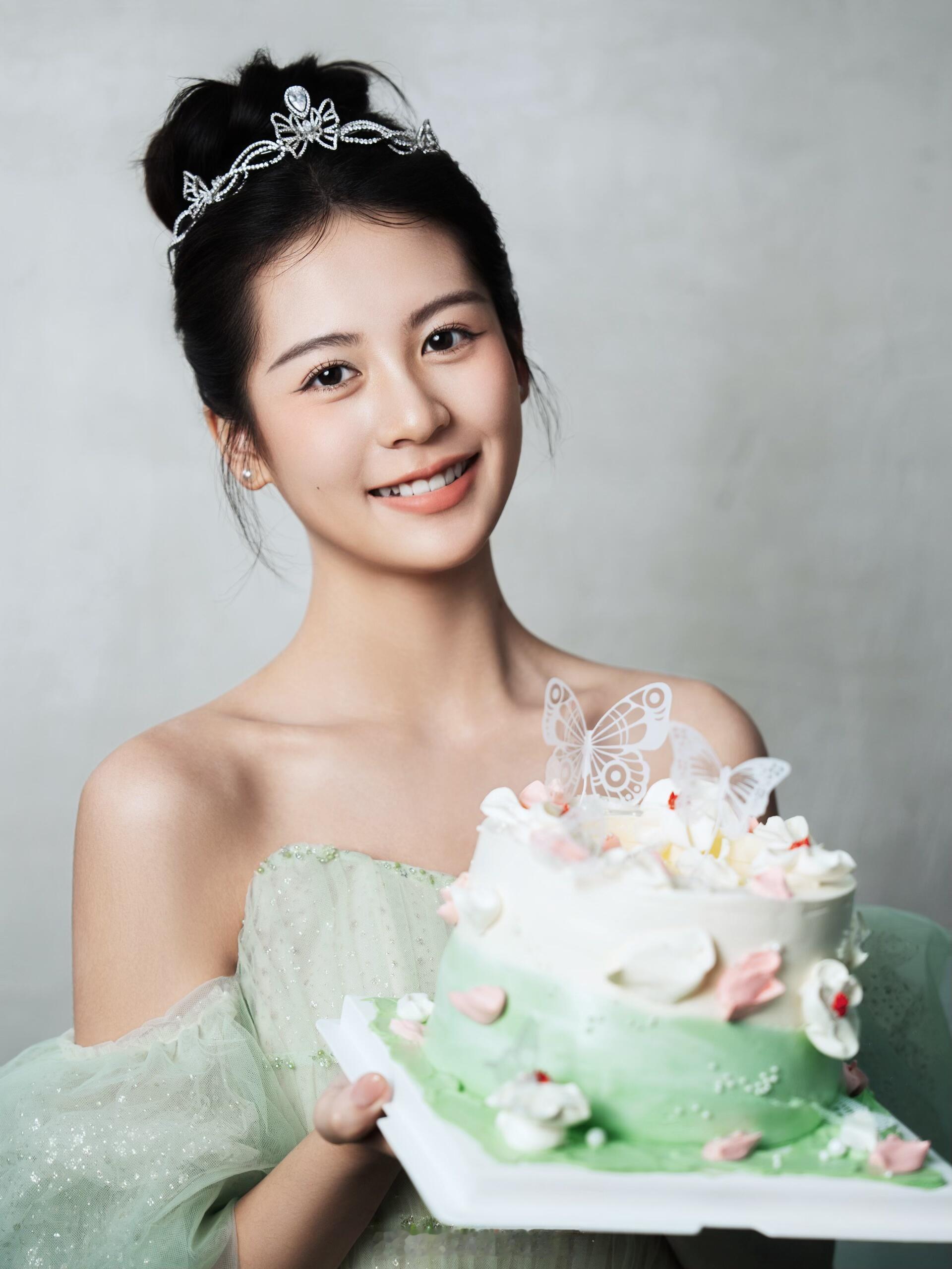 翁虹女儿18岁了翁虹女儿18岁生日照翁虹女儿18岁生日照，颜值好高​​​​