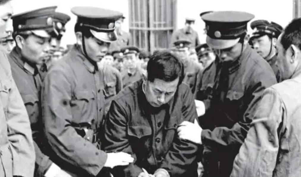 1983年，陈云勃然大怒，当即下令要将广东县委书记王仲给枪毙了。究竟他犯了什么罪