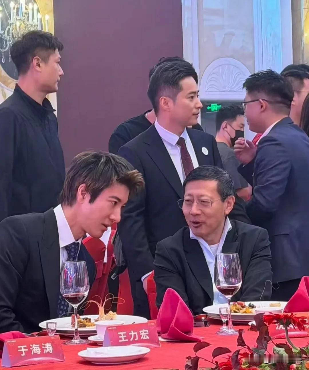 王力宏现身宇树科技上市答谢午宴，与王兴兴、沈南鹏等人同桌共饮，一桌人非富即贵啊！