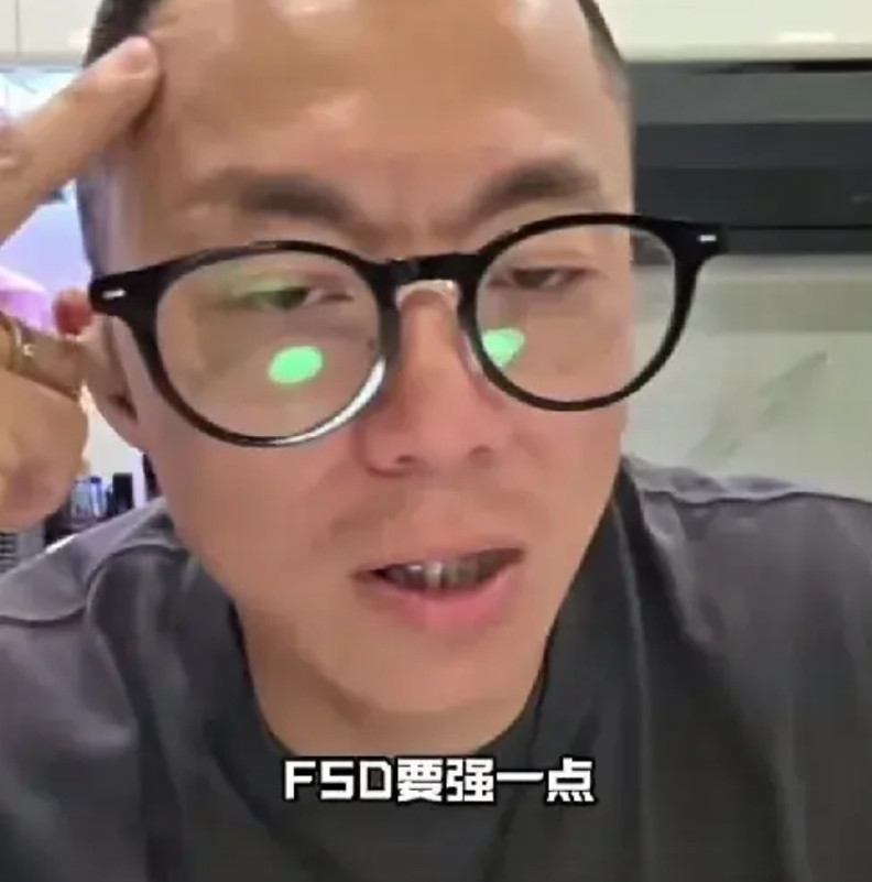 笑死了，一位网友连线陈震，说特斯拉FSD是最好的智驾，安全性第一。陈震说他在开特