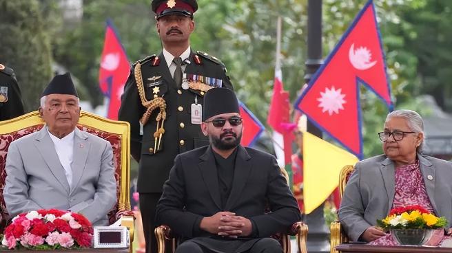 谁能想到，一个在社交媒体上写歌、直播的说唱歌手，竟然真的把一个国家的“天”给捅破